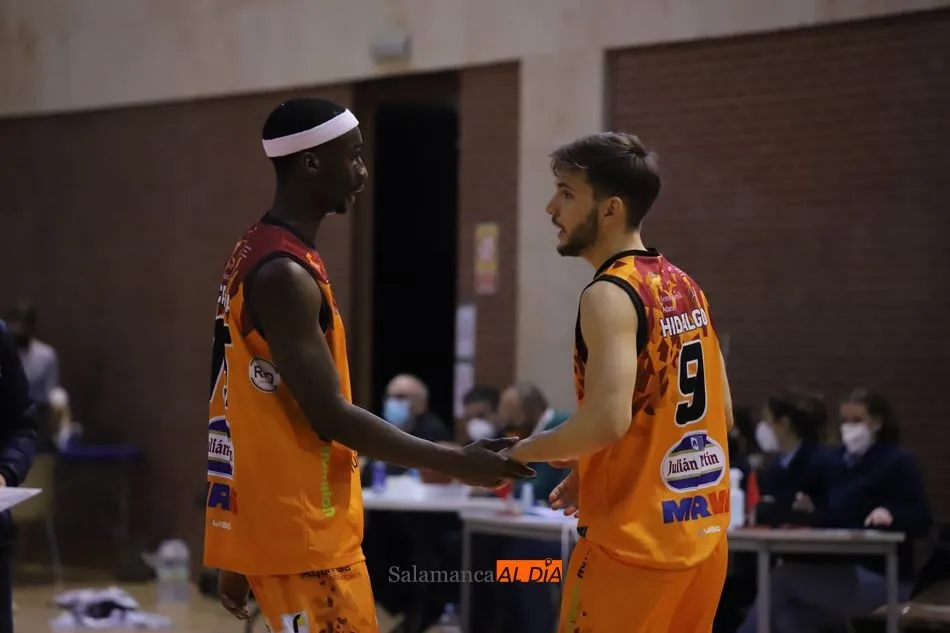 Foto 8 - El Aquimisa Carbajosa sabe sufrir y logra frente al Zentro Basket Madrid su segundo triunfo...