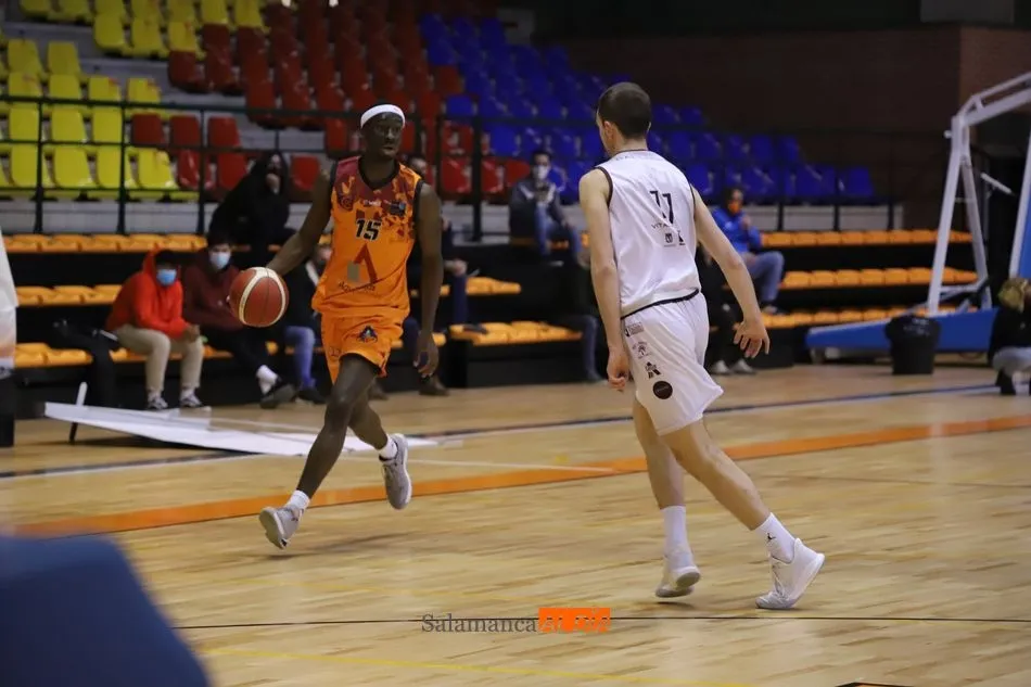 Foto 6 - El Aquimisa Carbajosa sabe sufrir y logra frente al Zentro Basket Madrid su segundo triunfo...