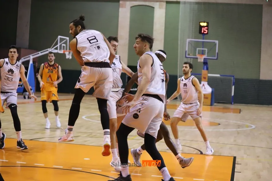 Foto 5 - El Aquimisa Carbajosa sabe sufrir y logra frente al Zentro Basket Madrid su segundo triunfo...