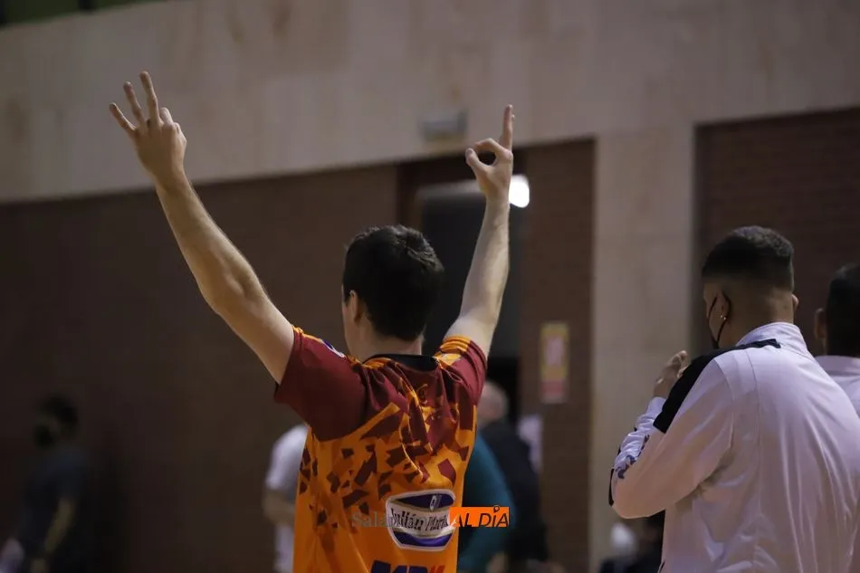 Foto 2 - El Aquimisa Carbajosa sabe sufrir y logra frente al Zentro Basket Madrid su segundo triunfo...