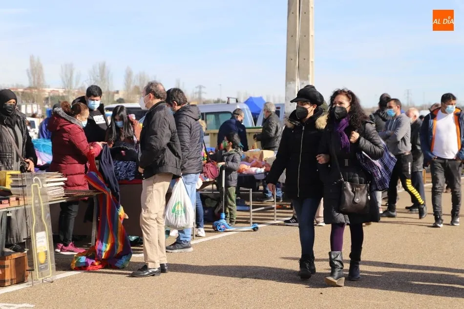Foto 5 - El p&uacute;blico acude al rastro sin aglomeraciones y buena temperatura