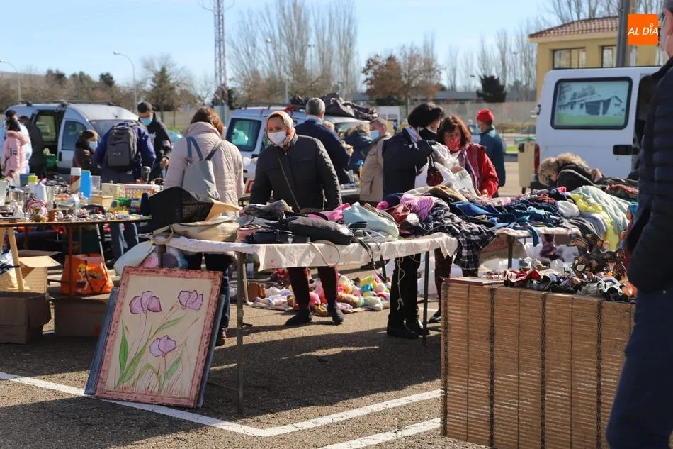Foto 4 - El p&uacute;blico acude al rastro sin aglomeraciones y buena temperatura