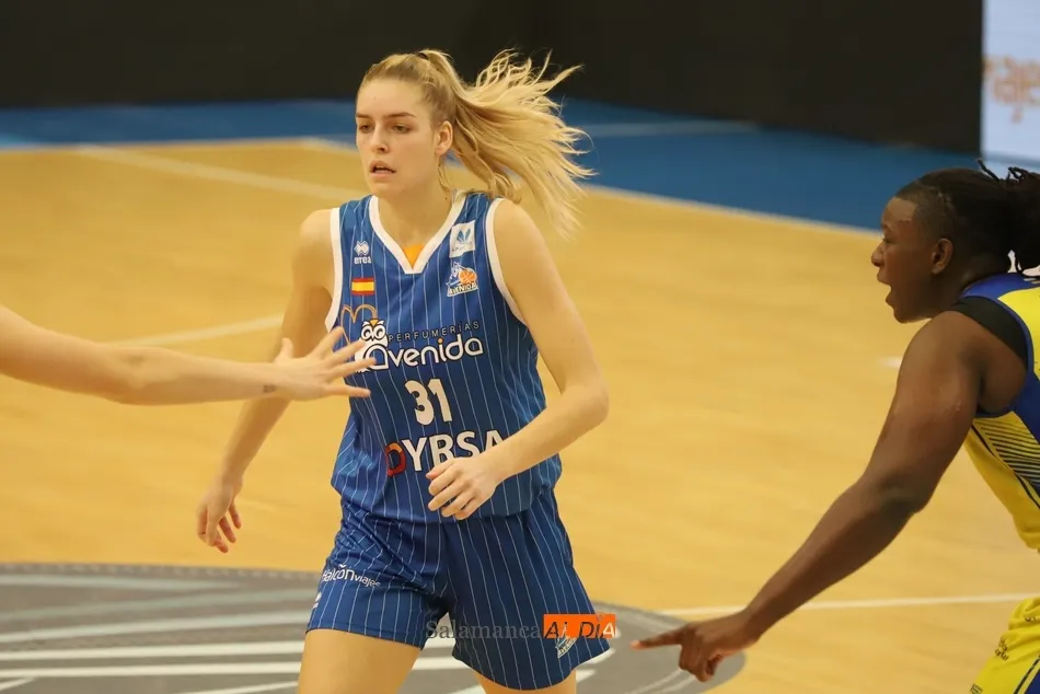 Foto 10 - El Perfumer&iacute;as Avenida no se olvida de ganar en el debut de Bella Alarie ante el Spar Gran Canaria ...