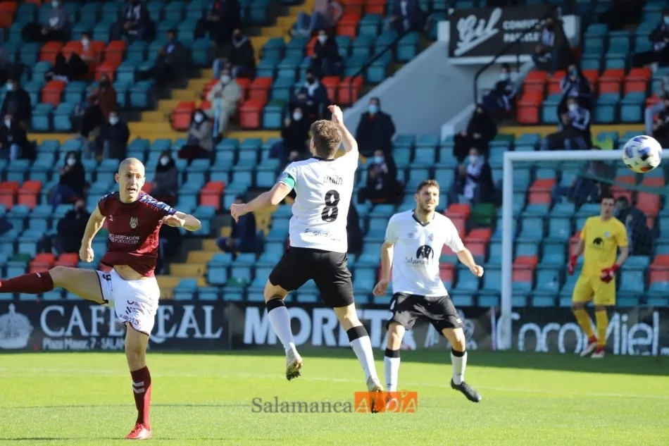 Amaro y Rufo pelean por un balón aéreo / Lydia González