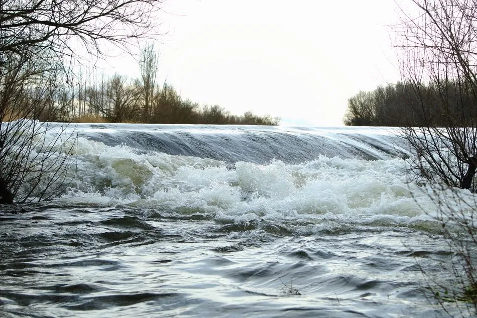 La Aceña del Quique contempla la fuerza del Tormes