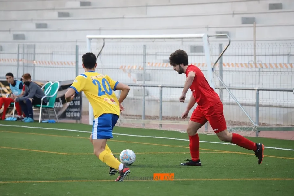Foto 10 - El Hergar Camelot rescata un punto en el a&ntilde;adido del derbi de Regional con el RS Monterrey (2-2)