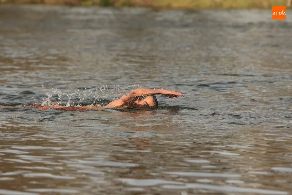 Manolo nada en las aguas del Tormes en Puente del Congosto - RA