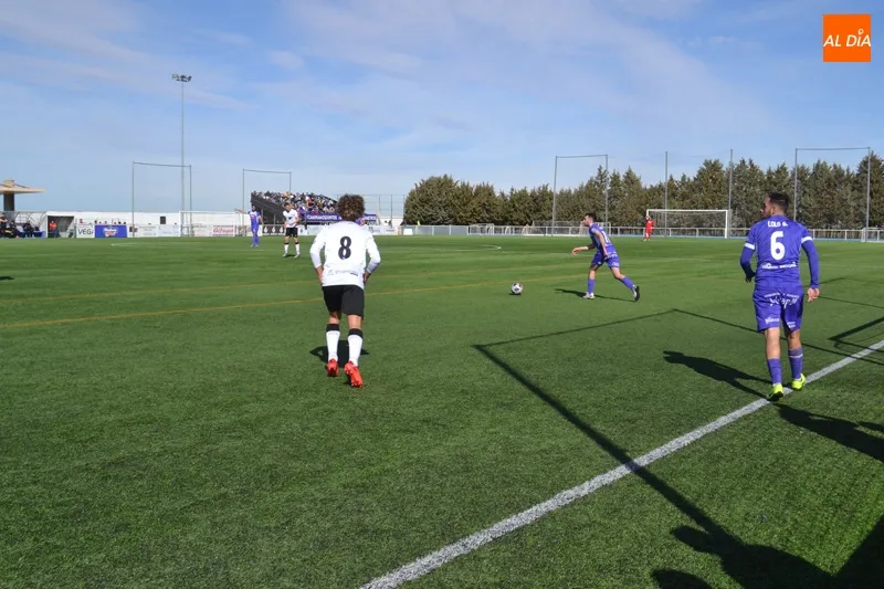 Foto 9 - El Pe&ntilde;aranda y el filial del Salamanca UDS firman las tablas en el derbi (0-0)