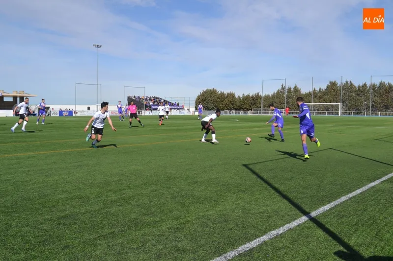 Foto 8 - El Pe&ntilde;aranda y el filial del Salamanca UDS firman las tablas en el derbi (0-0)