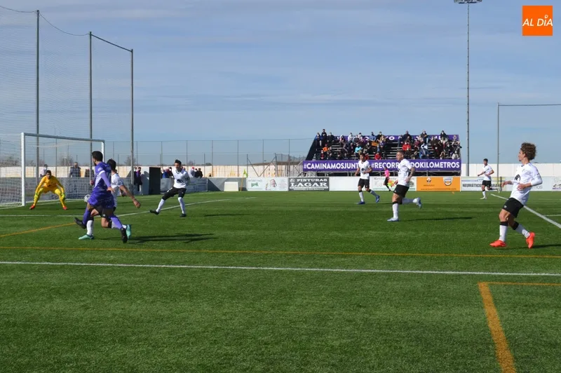 Foto 6 - El Pe&ntilde;aranda y el filial del Salamanca UDS firman las tablas en el derbi (0-0)
