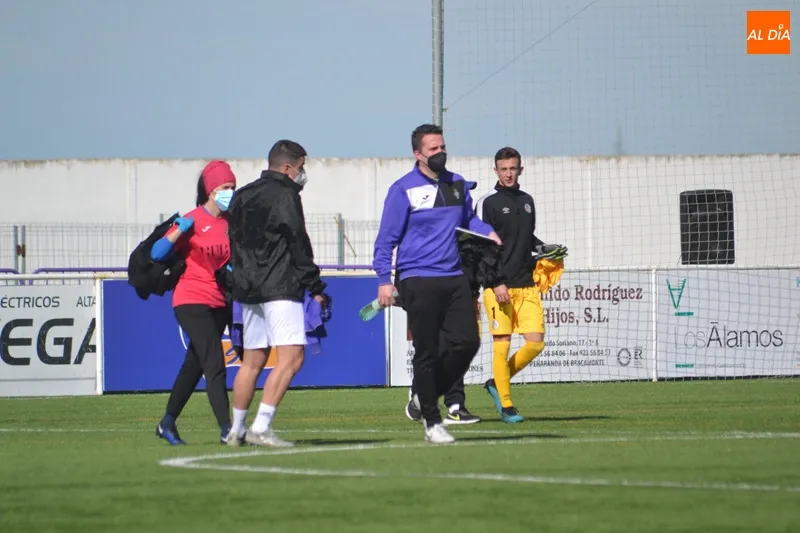Foto 5 - El Pe&ntilde;aranda y el filial del Salamanca UDS firman las tablas en el derbi (0-0)