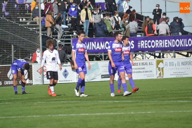 Foto 4 - El Pe&ntilde;aranda y el filial del Salamanca UDS firman las tablas en el derbi (0-0)
