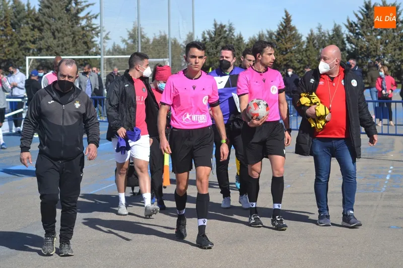 Foto 3 - El Pe&ntilde;aranda y el filial del Salamanca UDS firman las tablas en el derbi (0-0)