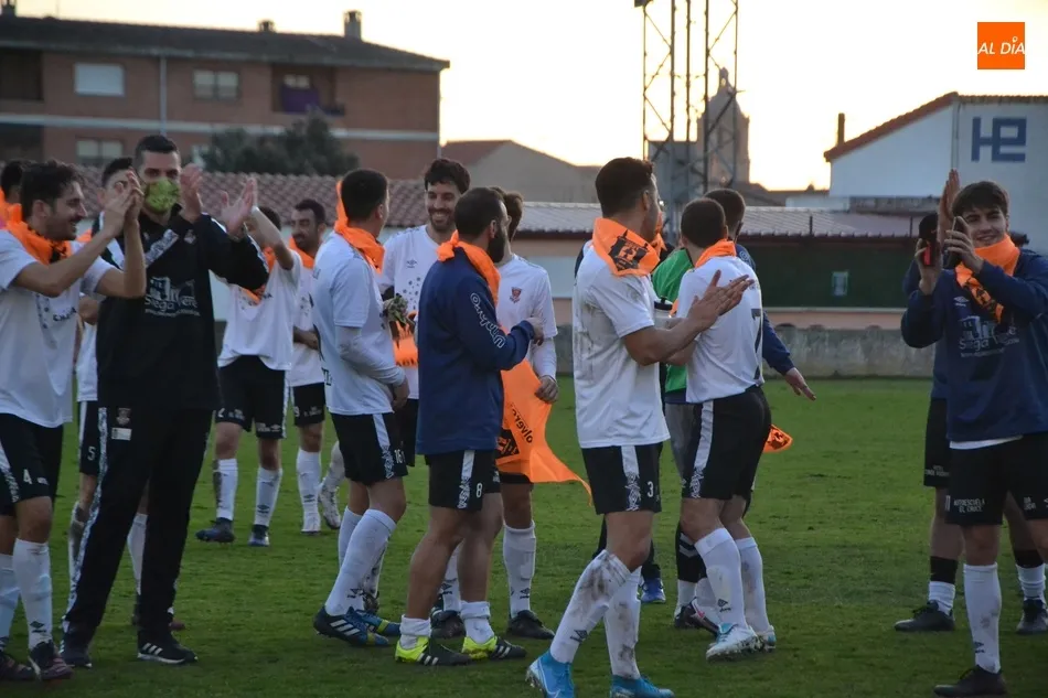Foto 3 - El Ciudad Rodrigo vuelve sufriendo a la senda de la victoria para acabar en lo alto de la tabla la...