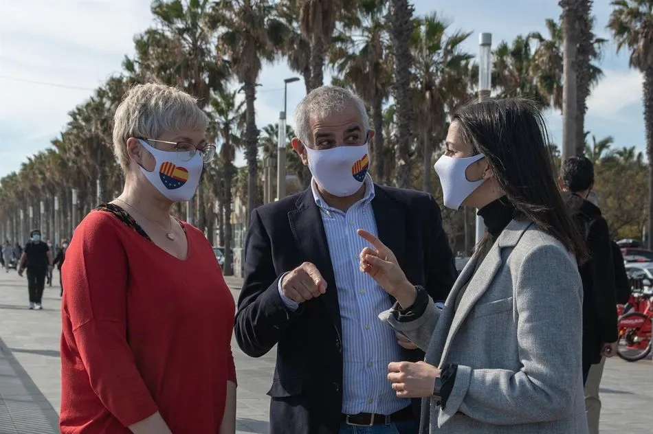 La presidenta de Ciudadanos,nés Arrimadas; el candidato de Cs a la Presidencia de la Generalitat, Carlos Carrizosa, y la número dos de la lista por Barcelona, Anna Grau, paseando por el barrio de La Barceloneta, en Barcelona. - Lorena Sopêna i Lòpez - E