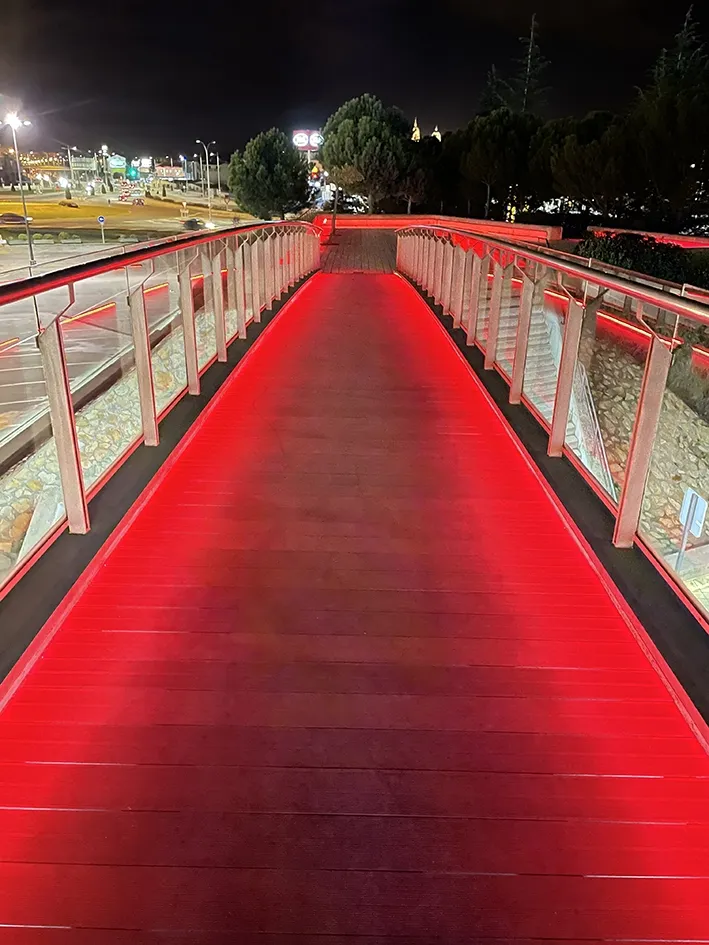 Foto 2 - El CC El Tormes, de rojo por el D&iacute;a de las Cardiopat&iacute;as Cong&eacute;nitas  