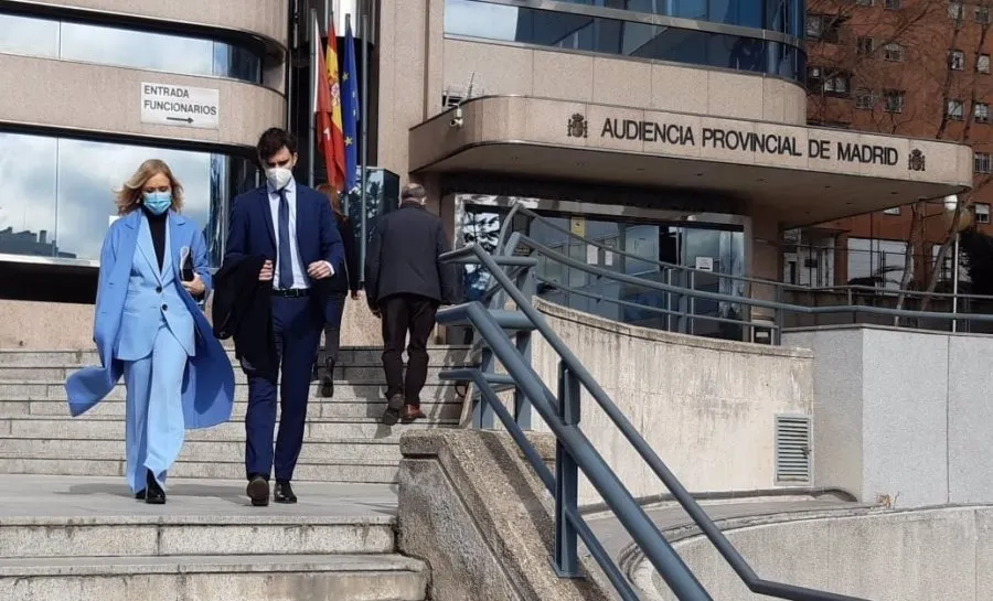 Cristina Cifuentes saliendo de la Audiencia Provincial acompañada de su hijo. Foto EP