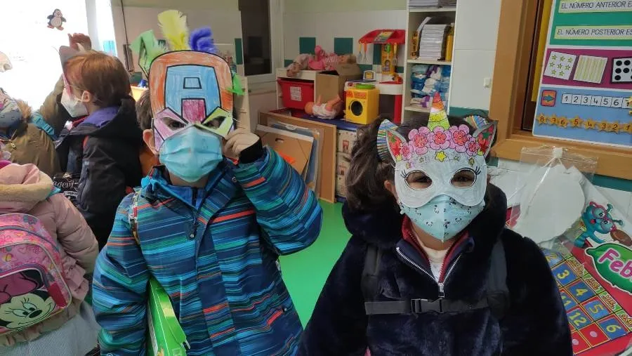 Foto 8 - El colegio San Juan Bosco conmemora el D&iacute;a del C&aacute;ncer Infantil y los Carnavales
