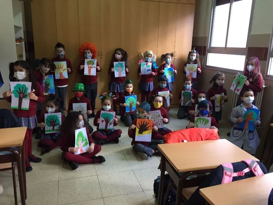 Foto 4 - El colegio San Juan Bosco conmemora el D&iacute;a del C&aacute;ncer Infantil y los Carnavales
