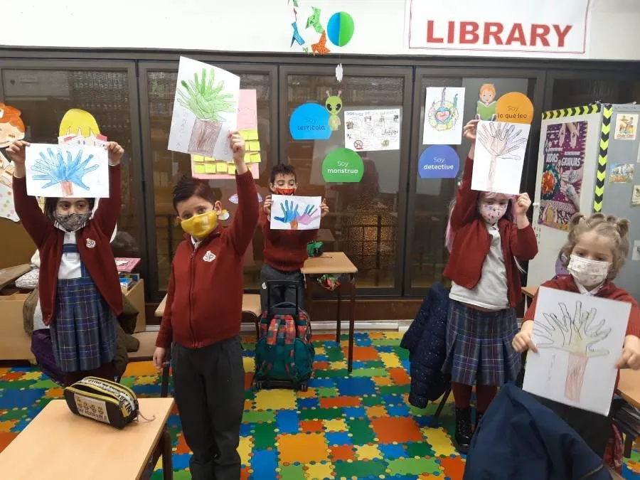 Foto 3 - El colegio San Juan Bosco conmemora el D&iacute;a del C&aacute;ncer Infantil y los Carnavales