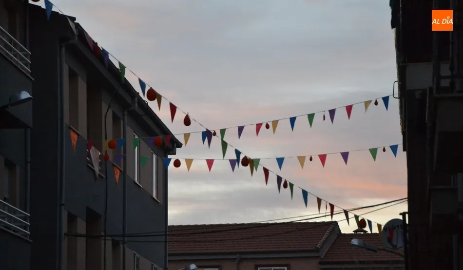 Foto 6 - Los pa&ntilde;uelos farinatos engalanan la ciudad con el esp&iacute;ritu del &lsquo;Volveremos&rsquo;  