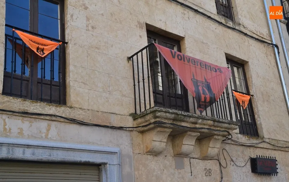 Foto 3 - Los pa&ntilde;uelos farinatos engalanan la ciudad con el esp&iacute;ritu del &lsquo;Volveremos&rsquo;  