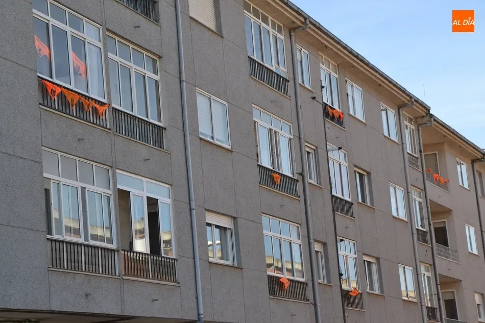 Foto 5 - Los pa&ntilde;uelos farinatos engalanan la ciudad con el esp&iacute;ritu del &lsquo;Volveremos&rsquo;  