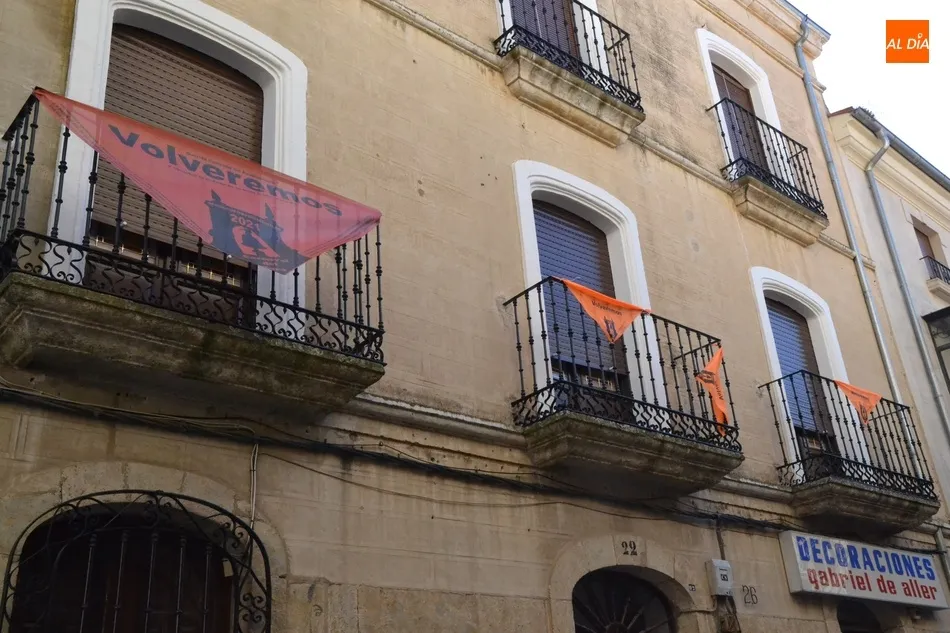 Foto 2 - Los pa&ntilde;uelos farinatos engalanan la ciudad con el esp&iacute;ritu del &lsquo;Volveremos&rsquo;  