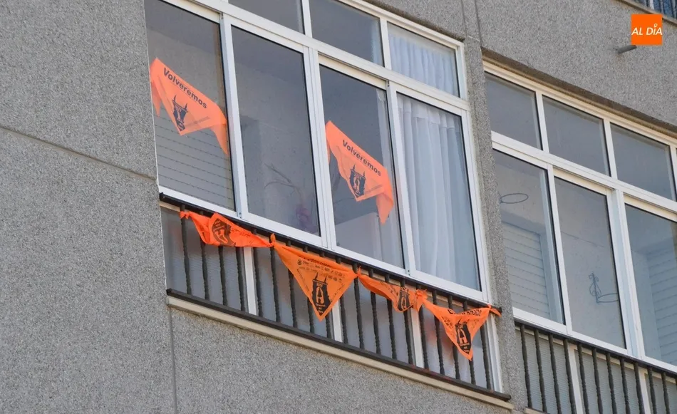 Foto 4 - Los pa&ntilde;uelos farinatos engalanan la ciudad con el esp&iacute;ritu del &lsquo;Volveremos&rsquo;  