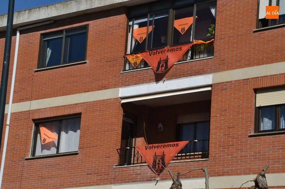 Los pañuelos farinatos engalanan la ciudad con el espíritu del ‘Volveremos’  