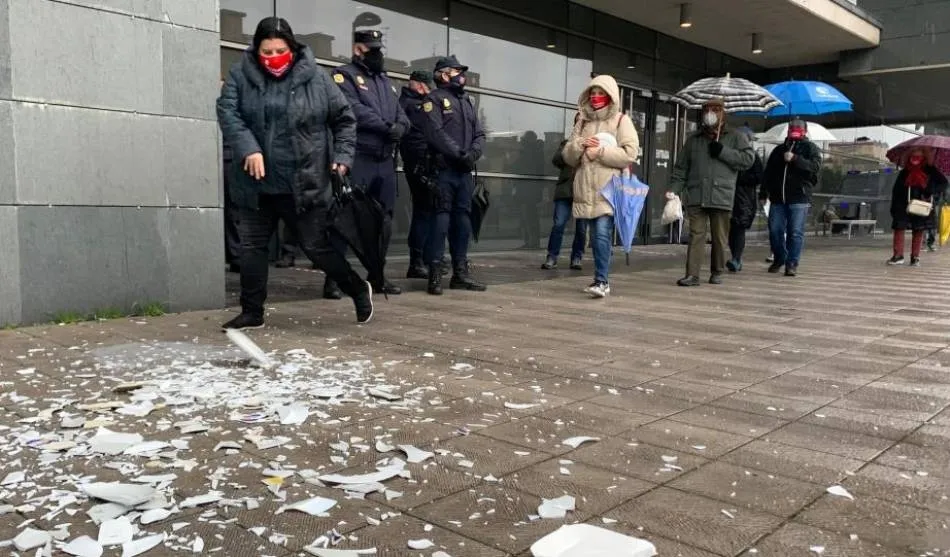 Imagen del acto simbólico de romper platos celebrado la pasada semana en diferentes provincias de Castilla y León