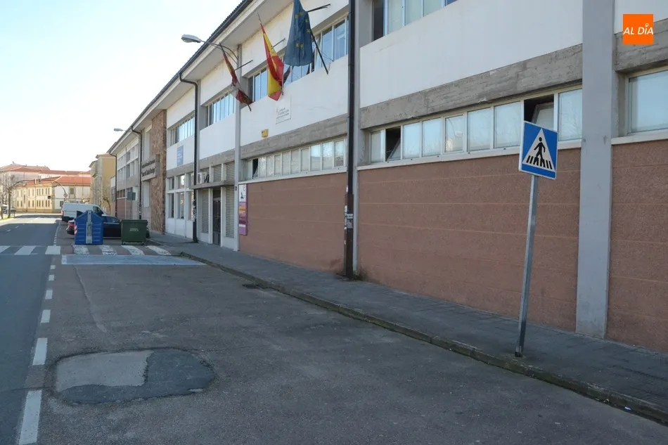 El parking del IES Tierra con bastantes huecos libres un lunes por la mañana, un claro ejemplo de la extraña jornada vivida
