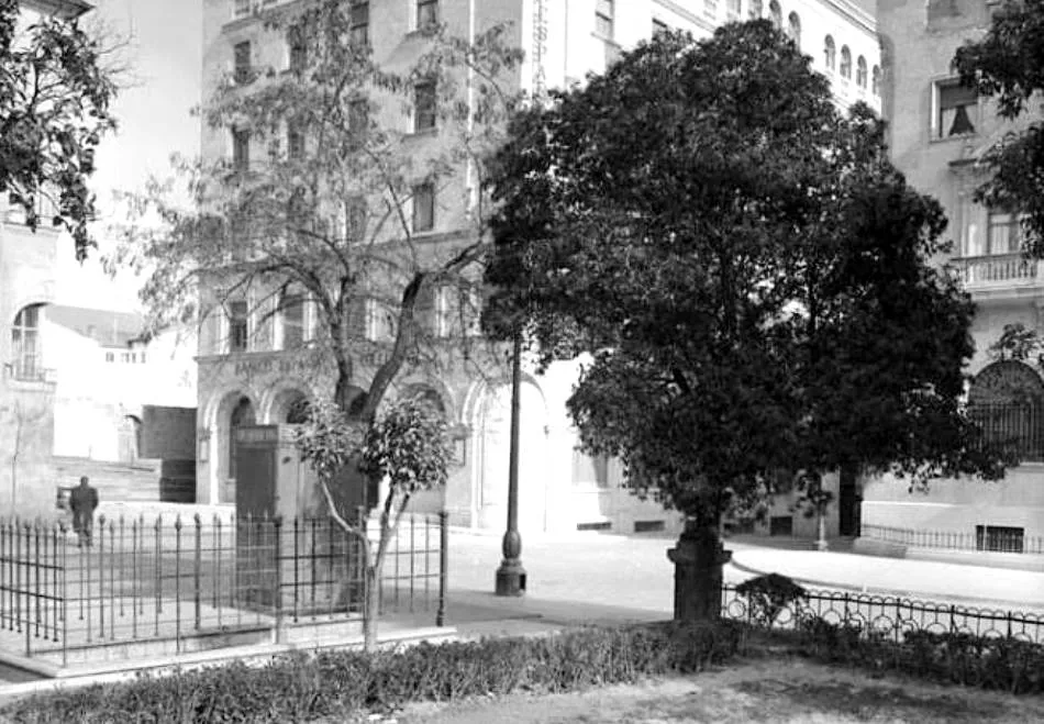 Los antiguos urinarios públicos en la plaza de los Bandos