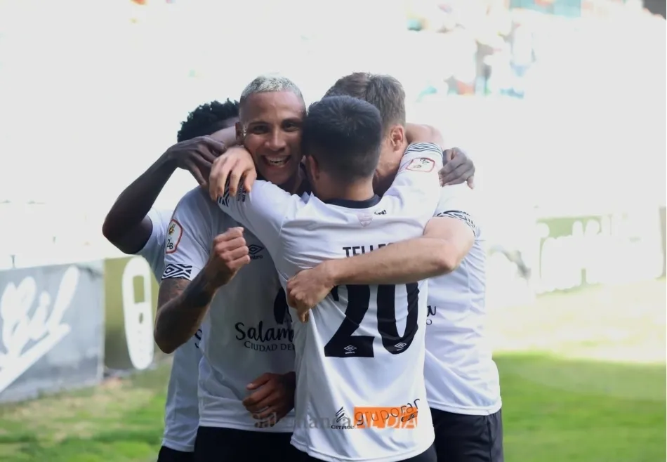 El Puma celebra su gol con sus compañeros