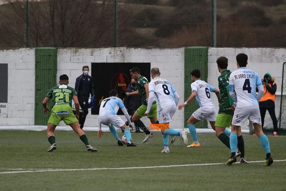 Un Guijuelo - Compostela con Pino con el balón en su poder