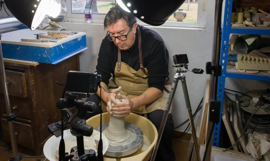 Maestro taller de alfarería en la actividad del IDES. Foto DIPUTACIÓN DE SALAMANCA