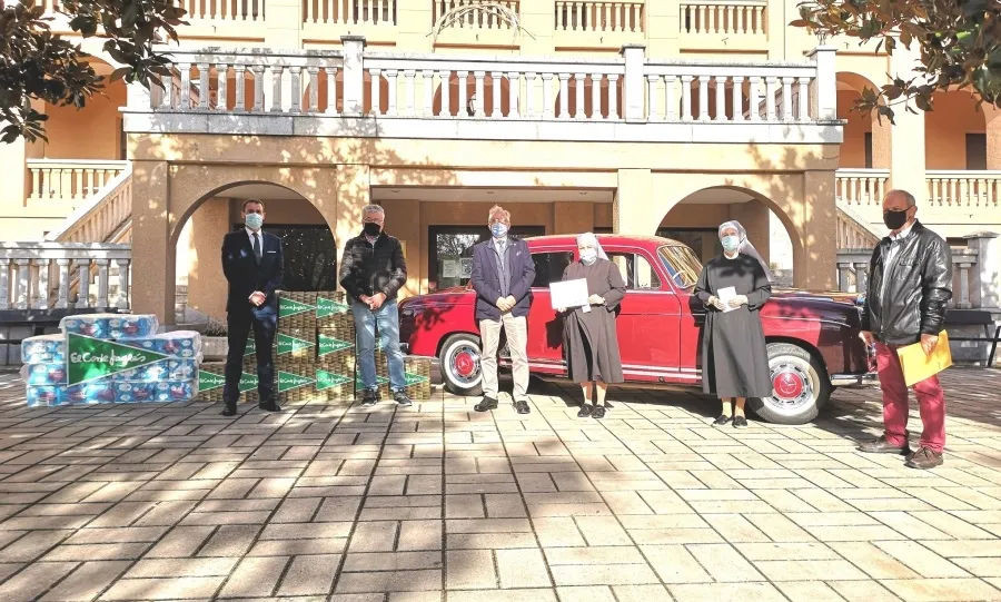 Entrega del cheque y de los productos de alimentación e higiene a las Hermanitas de los Pobres de Salamanca