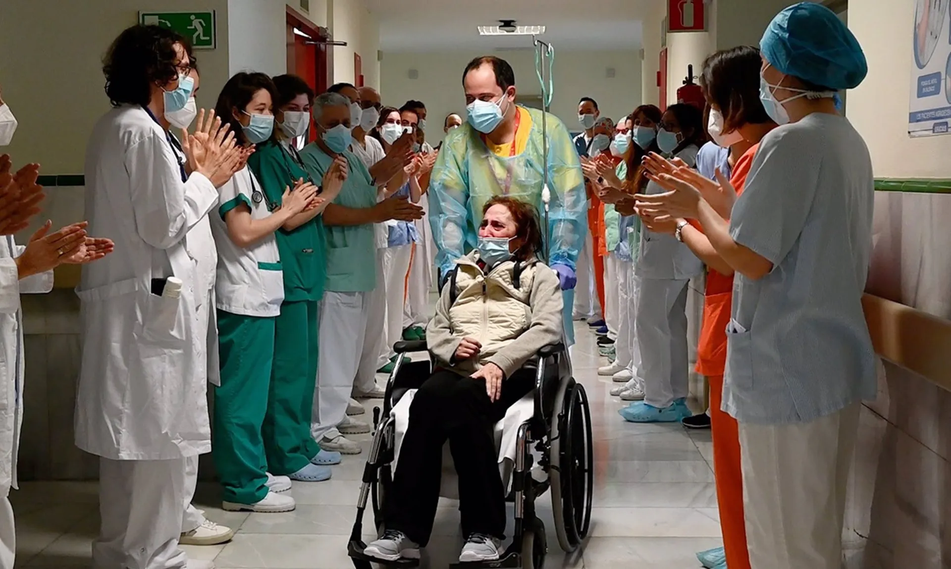 El Hospital Gregorio Marañón da el alta a Elsa, una paciente ingresada 10 meses por Covid-19 | EP