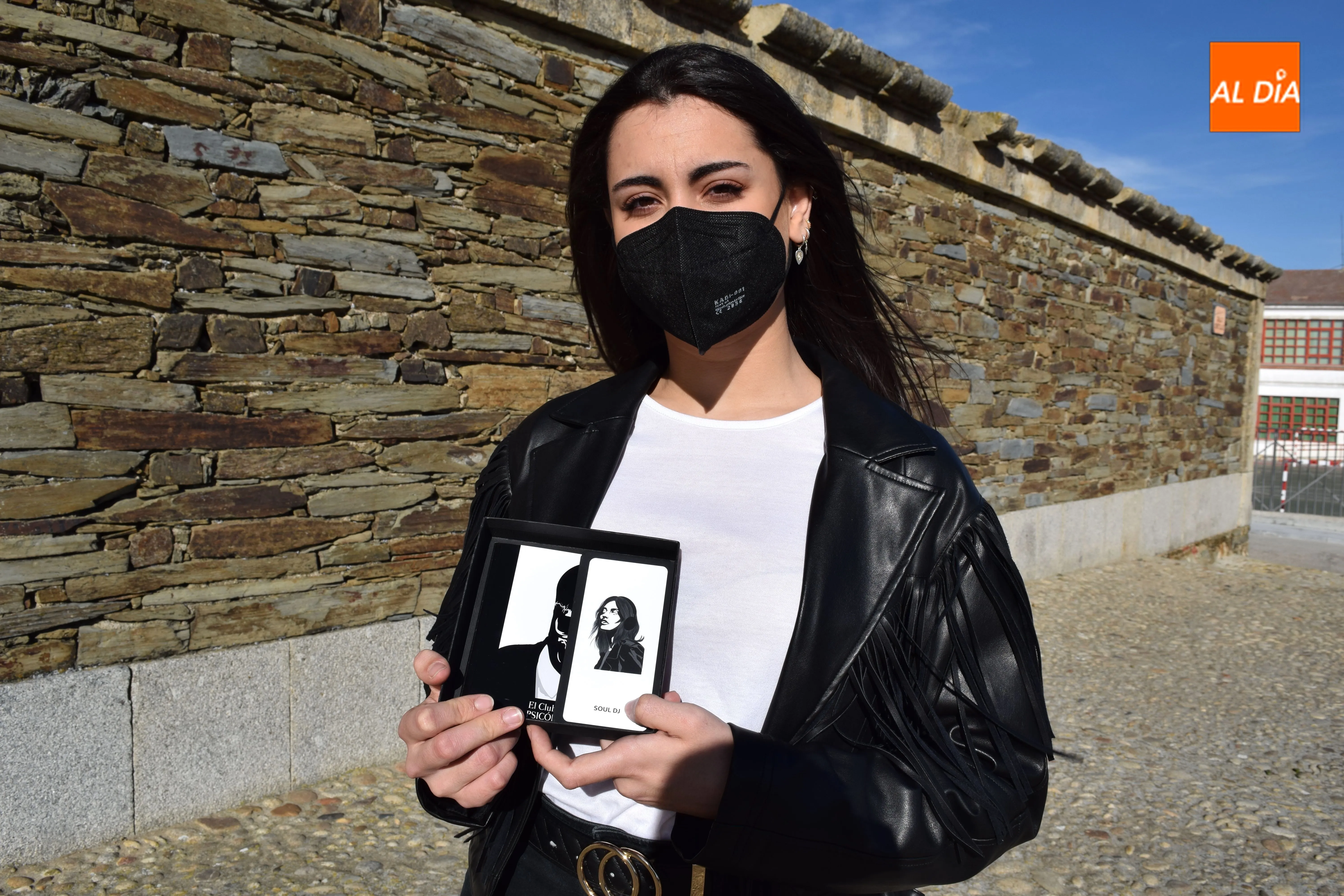 María Sierra sostiene las ilustraciones creadas para el proyecto El club de los psicólogos muertos / Pedro Zaballos