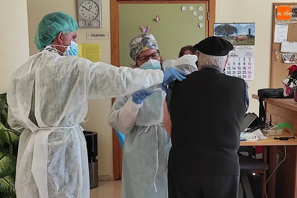 El Sacyil baraja la posibilidad de vacunar a todos los mayores de 80 años de la comarca en Vitigudino por escasez de personal