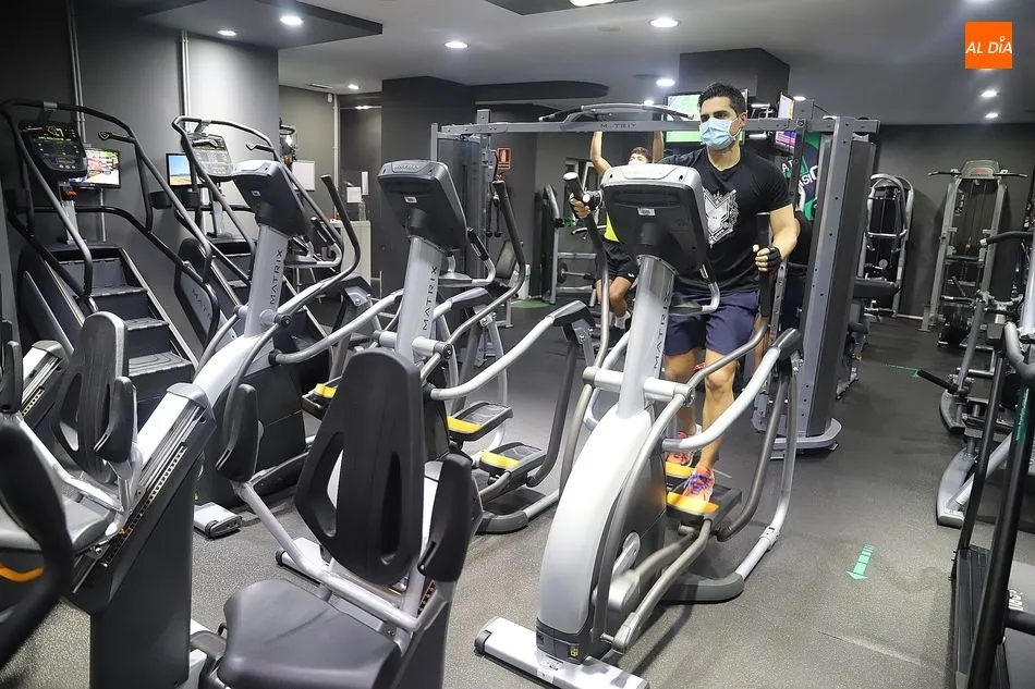 Un usuario de un gimnasio, en la elíptica