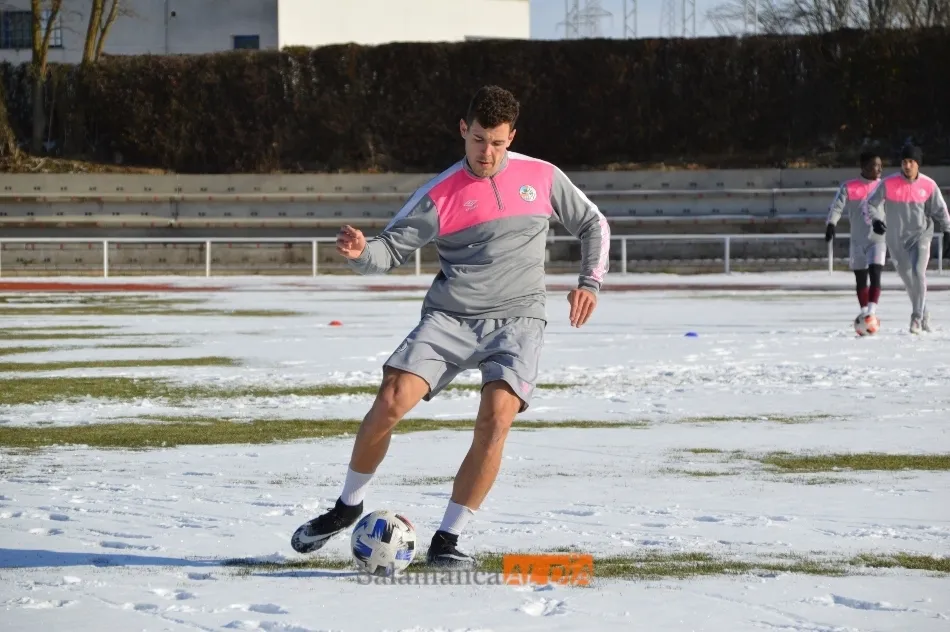 Uxío da un pase en un entrenamiento marcado por la nieve
