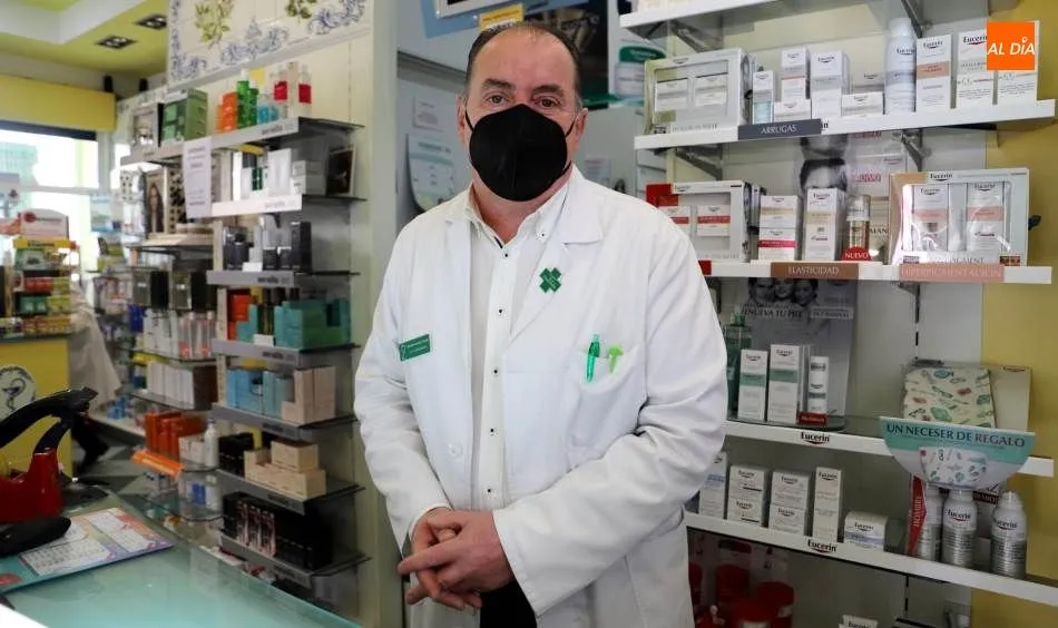  Juan Fernando Ciurana Sánchez en su farmacia de la plaza del barrio Vidal