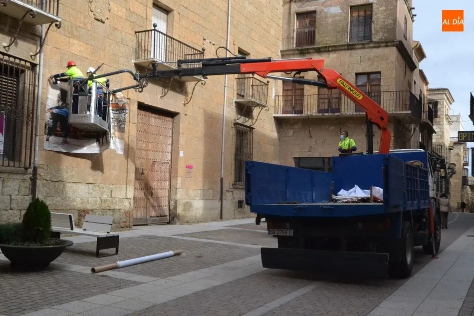 Foto 2 - El Mi&eacute;rcoles de Ceniza se convierte un a&ntilde;o m&aacute;s en d&iacute;a de recogida de elementos carnavaleros  