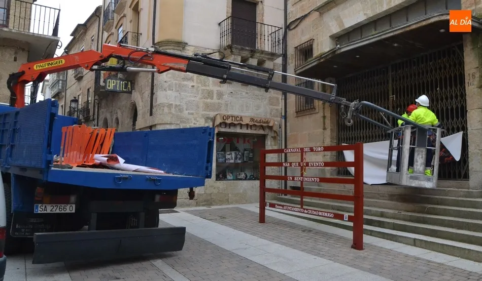 El Miércoles de Ceniza se convierte un año más en día de recogida de elementos carnavaleros  