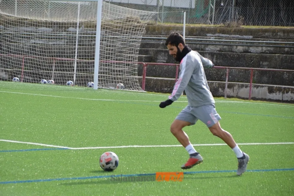 Foto 11 - Escobar corrige errores y Ux&iacute;o afina la punter&iacute;a en la vuelta al trabajo del Salamanca UDS