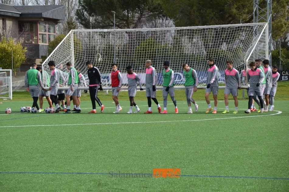 Foto 7 - Escobar corrige errores y Ux&iacute;o afina la punter&iacute;a en la vuelta al trabajo del Salamanca UDS