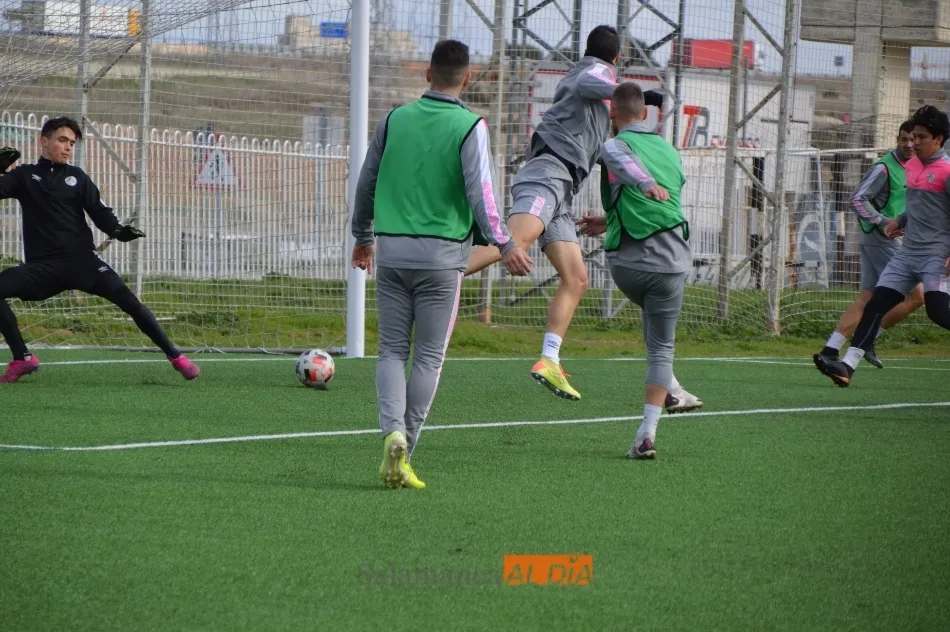 Foto 5 - Escobar corrige errores y Ux&iacute;o afina la punter&iacute;a en la vuelta al trabajo del Salamanca UDS