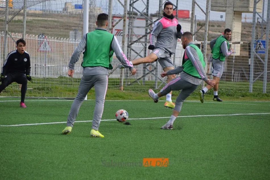 Foto 4 - Escobar corrige errores y Ux&iacute;o afina la punter&iacute;a en la vuelta al trabajo del Salamanca UDS