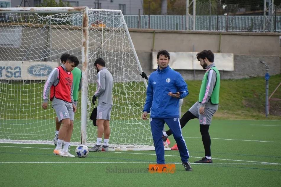 Foto 2 - Escobar corrige errores y Ux&iacute;o afina la punter&iacute;a en la vuelta al trabajo del Salamanca UDS